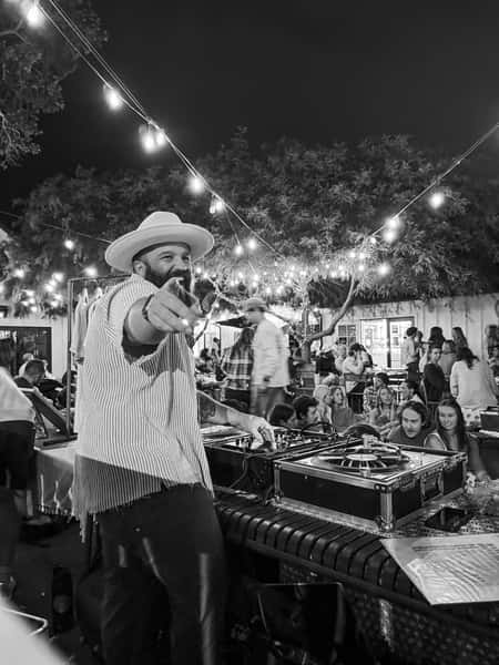 we’re firing up the projector for a night of surf films, cold beers + good vibes at shoots cbad .
feature: SHETLER — Taylor Steele & Chris Malloy
short: FINDER’S KEEPERS staring @tannergud, made by @alohavisuals
DJ @thesundayspins — 6pm
movies at sundown
📍 Shoots Carlsbad
come hang. grab a beer. watch some surfing. 🤙