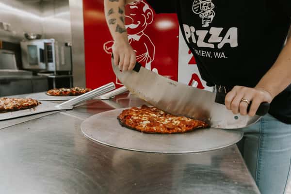 slicing pizza