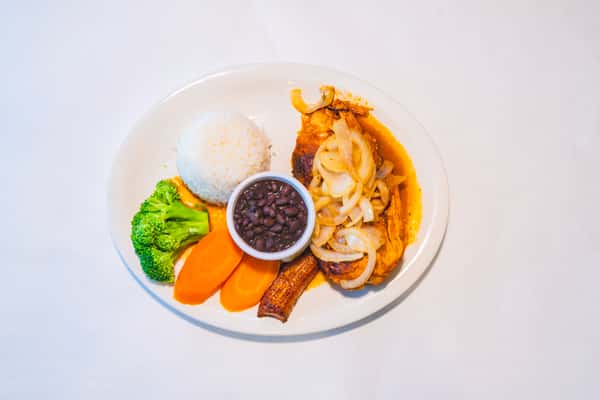 Pollo Encebollado