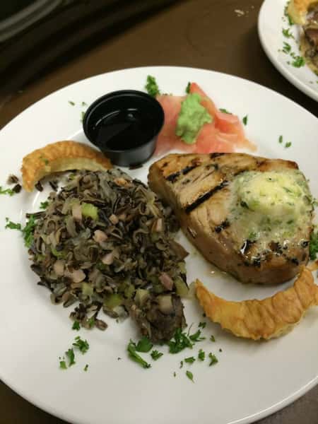 grilled chicken with vegetables and sauce