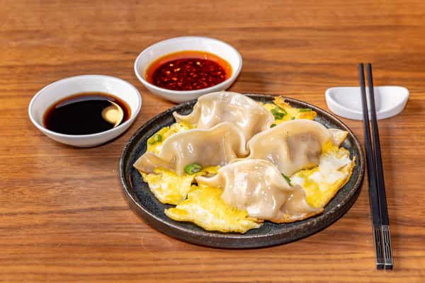 Pan fried dumplings 锅贴