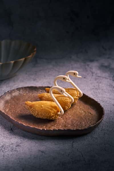Crispy Swan- Shaped Pastry 天鹅酥
