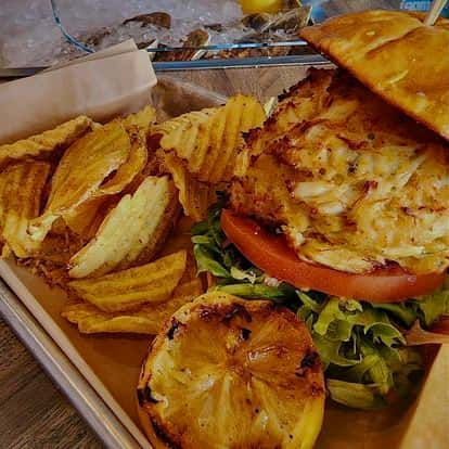 crab sandwich with chips