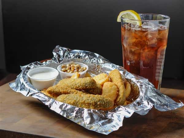 Fried appetizers served on aluminum foil, served with dipping sauce, and a glass of iced tea