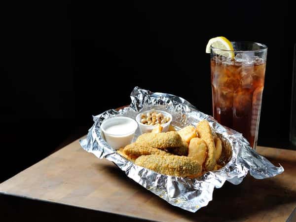 Fried appetizers served on aluminum foil, served with dipping sauce, and a glass of iced tea