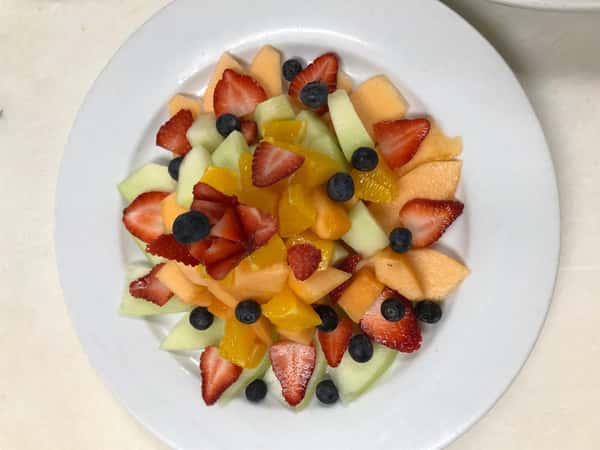 plate of sliced fruit
