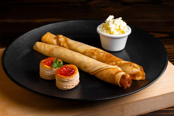 Red caviar and creamy butter blini