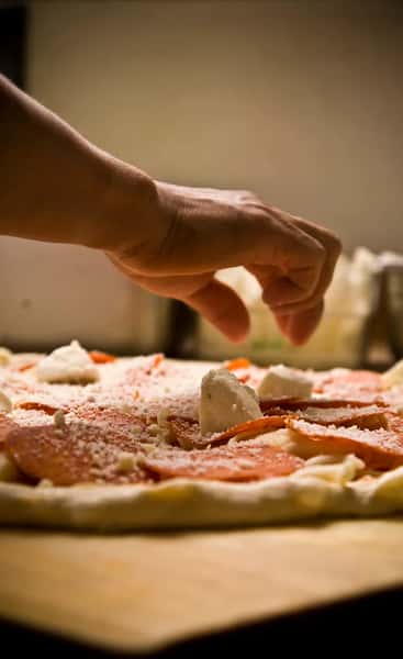 Person making a pizza
