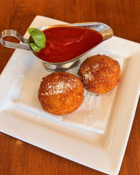 Crispy outside, melty mozzarella inside. 🧀
Our Beef & Mozzarella Arancini come with warm marinara for dipping. Get 2 for $13 or 3 for $18.
Stop in or order online for pickup. Lincoln Park Corner Kitchen, 2200 N Clybourn Ave. lpcornerkitchen.com
#LincolnParkChicago #ChicagoEats #Arancini #ComfortFood #LincolnParkCornerKitchen
