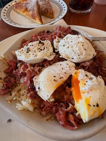 There is something I love about a perfectly poached egg. It makes this housemade corned beef hash complete ❤️