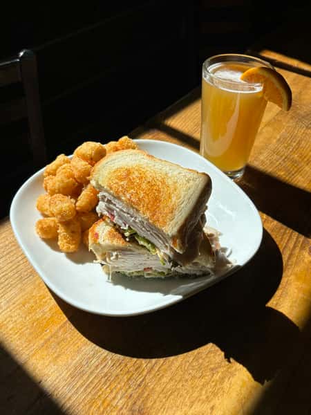 sandwich & tots