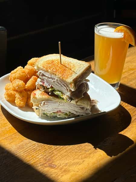 sandwich & tots