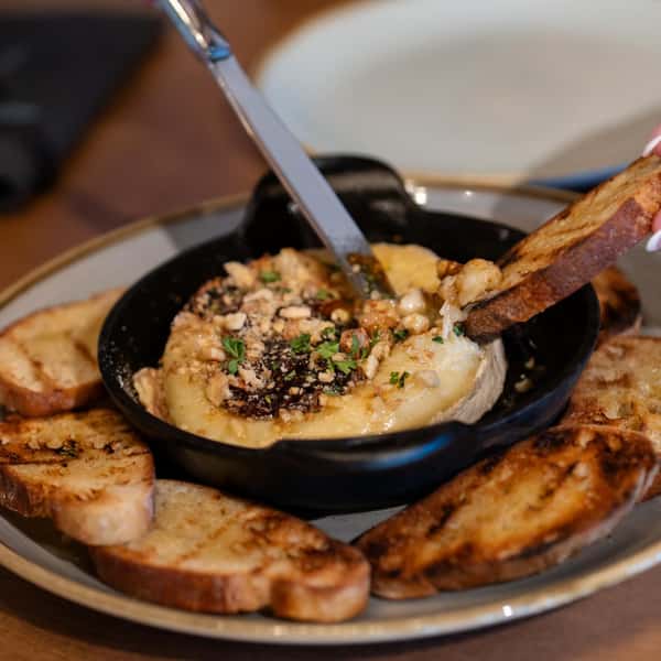 Baked brie with toasted bread