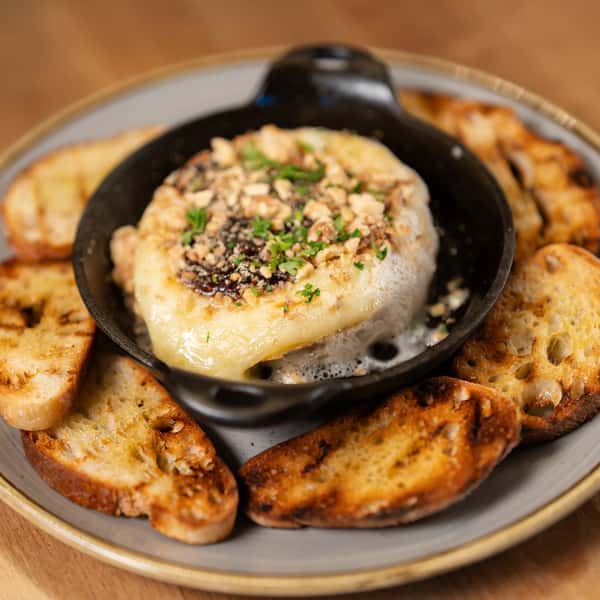 Brie and toasted bread