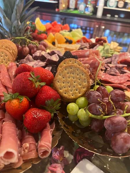 Fruit and crackers
