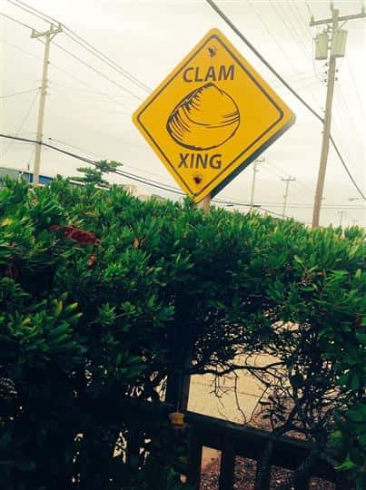 sign that reads clam xing