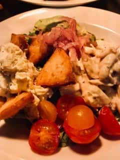 crab meat with croutons and tomatoes