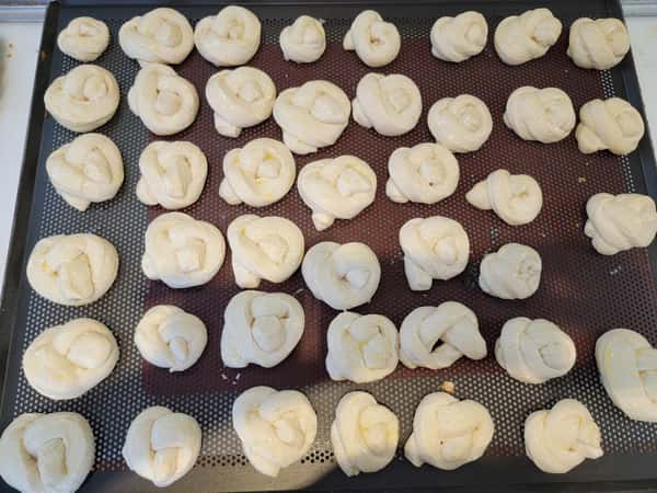 garlic knots raw.