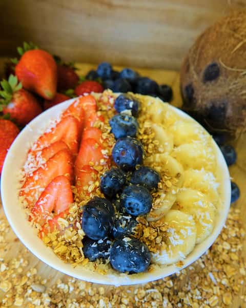 Meet your next go-to: Açaí Bowl at PRESS'D Juice Bar & Kitchen 💜 Layered with a thick açaí base, fresh strawberries, blueberries, banana, granola, honey, and coconut flakes, it's bright, satisfying, and finished with the perfect crunch in every bite. ✨ #AcaiBowl #JuiceBar #HealthyEats #WinterGarden #PlantStreetMarket