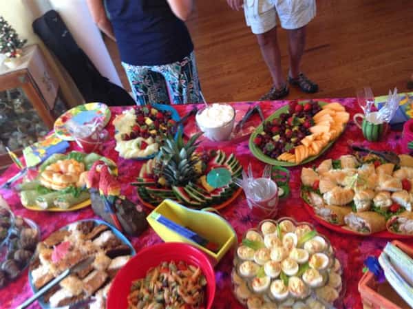 A kid's birthday party buffet decorated in bright pink