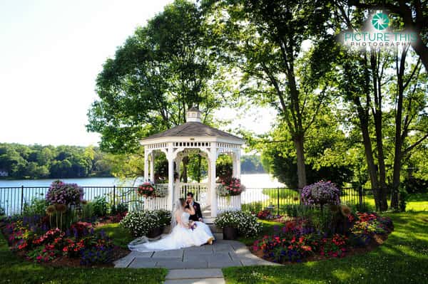 couple kissing in the outdoor gazebo during the day