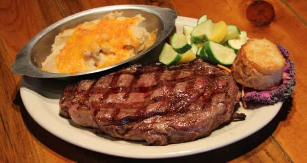 Steak with vegetrables and smashed potato