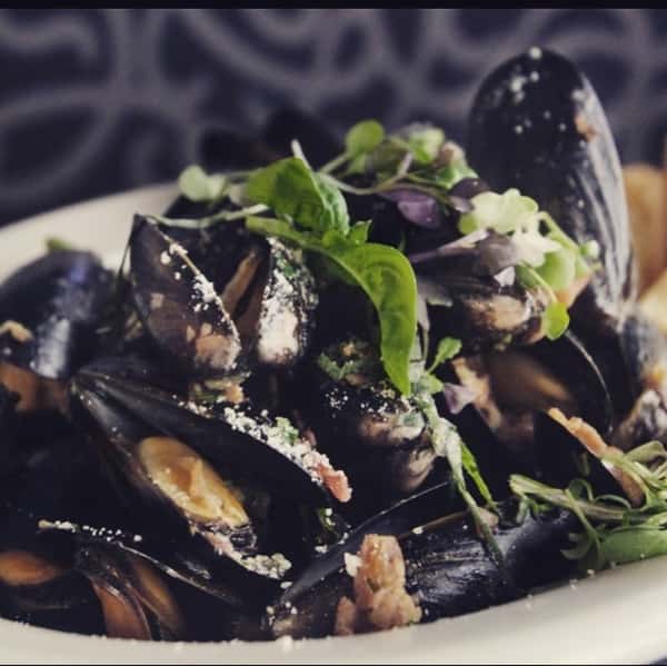 Mussels over mesclun greens
