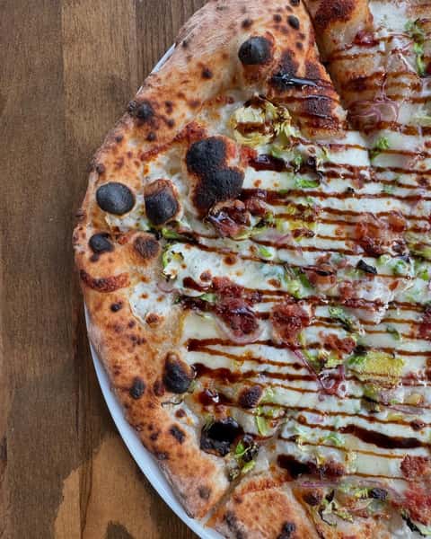 Top view picture of a pizza on a plate
