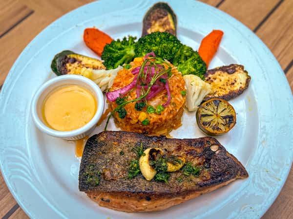 Salmon Al Mojo De Ajo