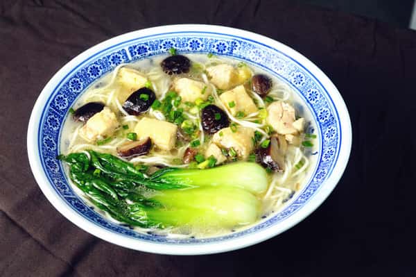 Chicken with Mushroom Noodle Soup 香菇炖鸡面