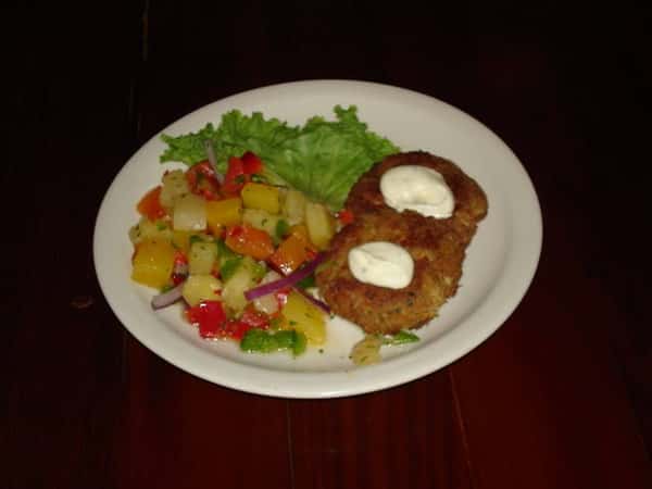 Fried fish with lettuce and diced fruits