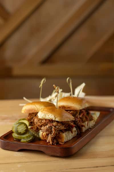 SMOKED PULLED PORK SLIDERS
