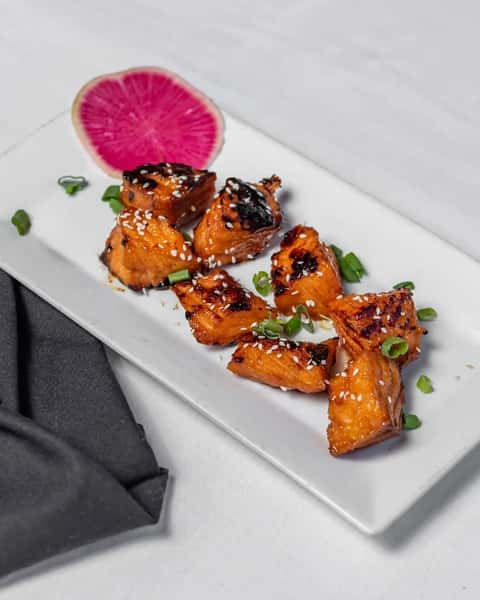 Sweet. Savory. Irresistibly crunchy. Our Honey Sesame Ginger Salmon Bites are everything your Friday evening needs. šÆšš
Grab a table and let the weekend begin the right way.
#steakstreet #hpmkt #highpoint #hpmarket