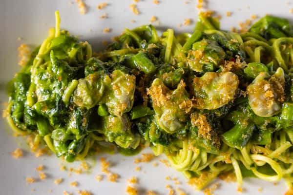 Linguine nere al pesto e calamari