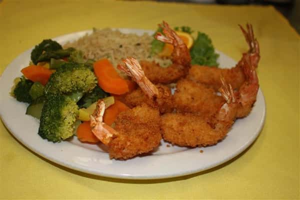 fried shrimp meal with broccoli, carrots and rice