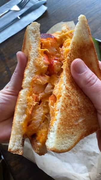 HOLY CLAW, THAT'S A GOOD GRILLED CHEESE! 🦞🧀🔥
Hot, tender chunks of lobster claw and knuckle meat tucked into a perfectly golden, melty grilled cheese, served with a side of coleslaw. 🤤 Our Southampton & Amagansett locations will be open all weekend long for lunch & dinner! 👏