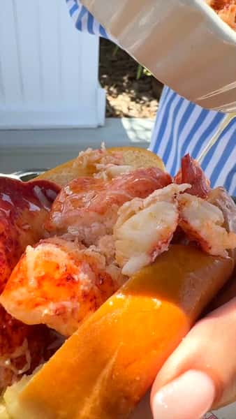 One silver lining to the end of Columbus Day Weekend? LUNCH is on the way home. 🦞🚗

Make one last pit stop and fuel up on all your favorites before hitting the road. Lobster rolls, crispy seafood and something sweet for the ride, consider your long weekend send-off handled. And don't forget to pick up a quart of chowder on your way out. 😉  Both Amagansett and Southampton will open at 11:45 a.m.! 🙌
