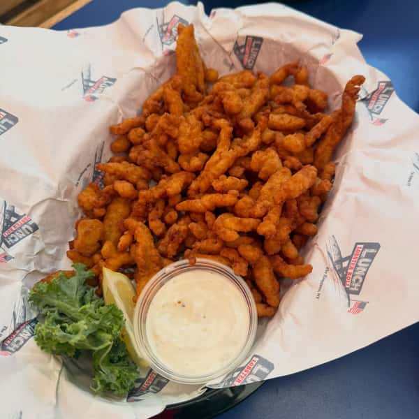 Crispy, golden and perfect for passing around the table, our fried clams are the appetizer everyone can agree on. 😋👏

Order a plate for the table and dig in—but fair warning, they tend to disappear fast! 🦪✨

📷 @jonnylazarus