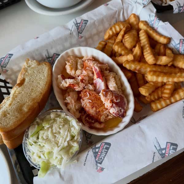 There’s nothing quite like a classic LUNCH Lobster Roll! 🦞❤️ Sweet, cold-water lobster meat tossed in our signature mayo dressing with a touch of celery, served on a warm, toasted split-top bun with coleslaw and your choice of fries. Perfection in every bite! 😍

Just a reminder that our Amagansett location will be closing for the season on Sunday, October 25, so be sure to plan your next visit! 📷 @domappettit