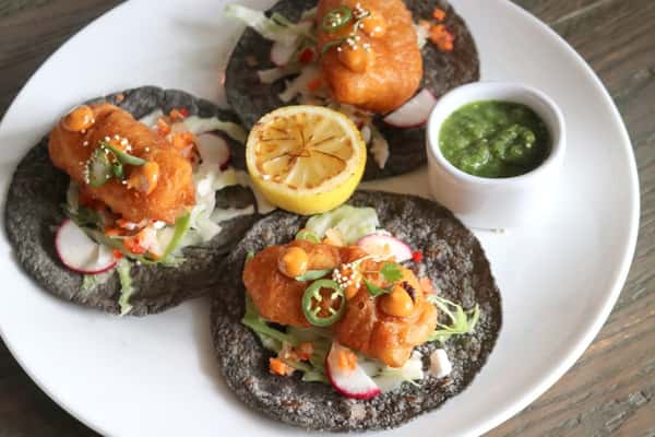 Tacos de Pescado Estilo Baja con filete a la parrilla, limón y salsa verde, especialidad de Zaranda Houston