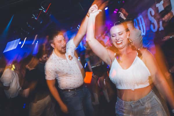 A little Monday dancing never hurt anybody. 💃🏼🍺