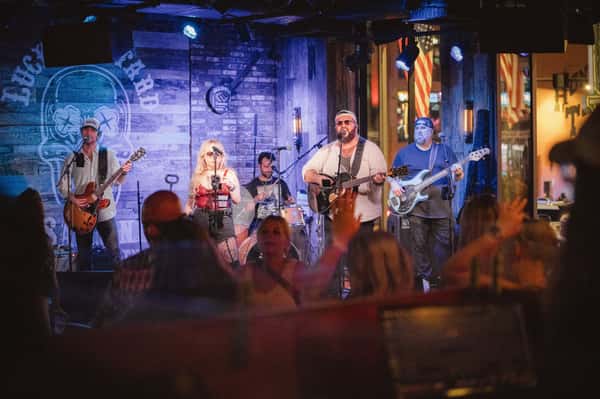 🎸 TURN IT UP, BROADWAY! 🤠🔥
Live music, cold drinks, and a whole lotta fun going down at Lucky Bastard.