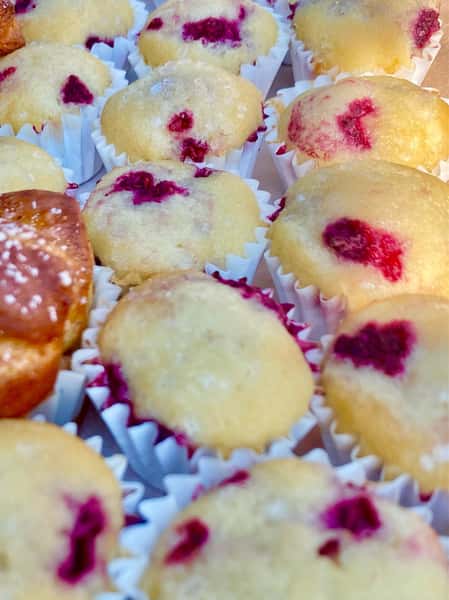 Mini Raspberry Muffins, freshly baked and headed out to one of our favorite restaurant customers!

We love creating special orders for our restaurant partners and knowing our pastries are making their way to even more tables. 

Thank you for trusting Ollio Patisserie to be part of what you serve! ❤️