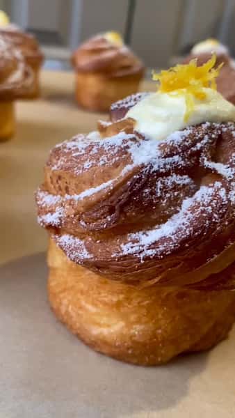 Saturday is busy at Ollio, and our team has been busy baking!
This weekend’s special is our Lemon Cruffin 🍋, filled with made-from-scratch lemon cream and topped with fresh lemon zest. Buttery, creamy, and bright with the perfect touch of lemon.
And of course, we have all the other pastries, croissants, macarons, and treats you love.
Come by our bakery locations in Frisco or The Colony and stock up for the weekend. We’ll see you soon!