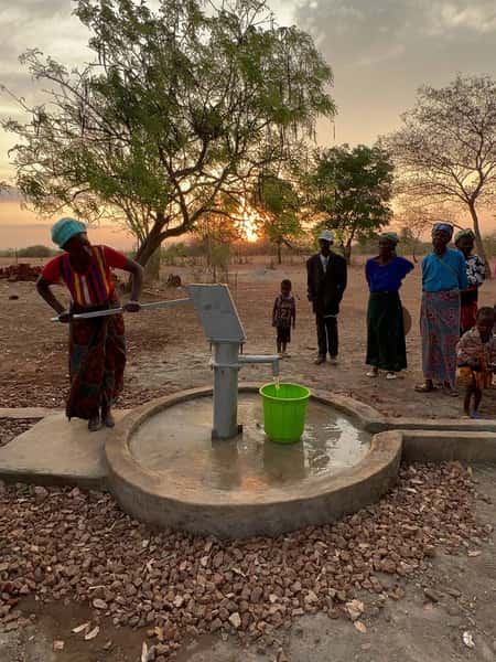 People collecting water