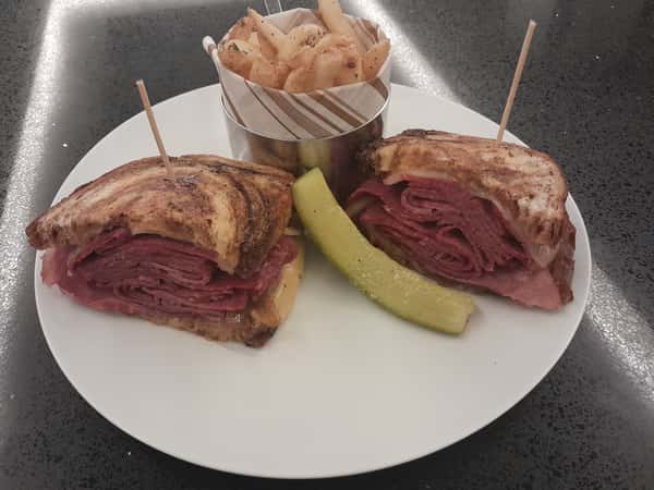 Deli Cut Corned Beef Rueben