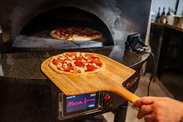 putting in pizza