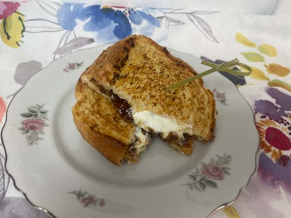 Fig, goat cheese and caramelized onions