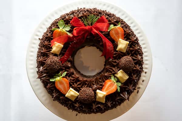 Chocolate Wreath Cake (15 People)