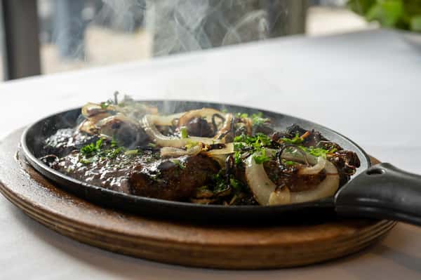 Dry top Sirloin Steak on a Iron Cast - Carne Seca com Mandioca (Serves 2)